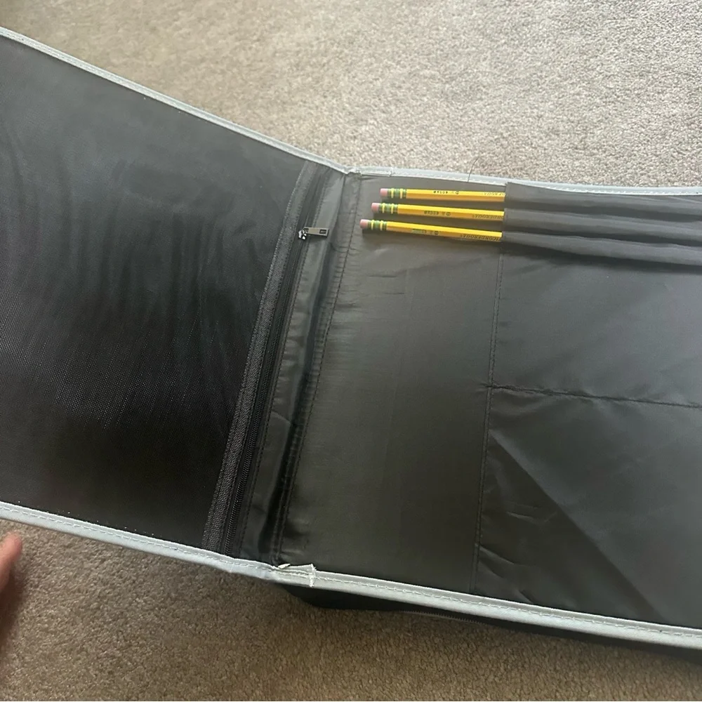 NWOT Zip Camouflage Trapper Keeper
